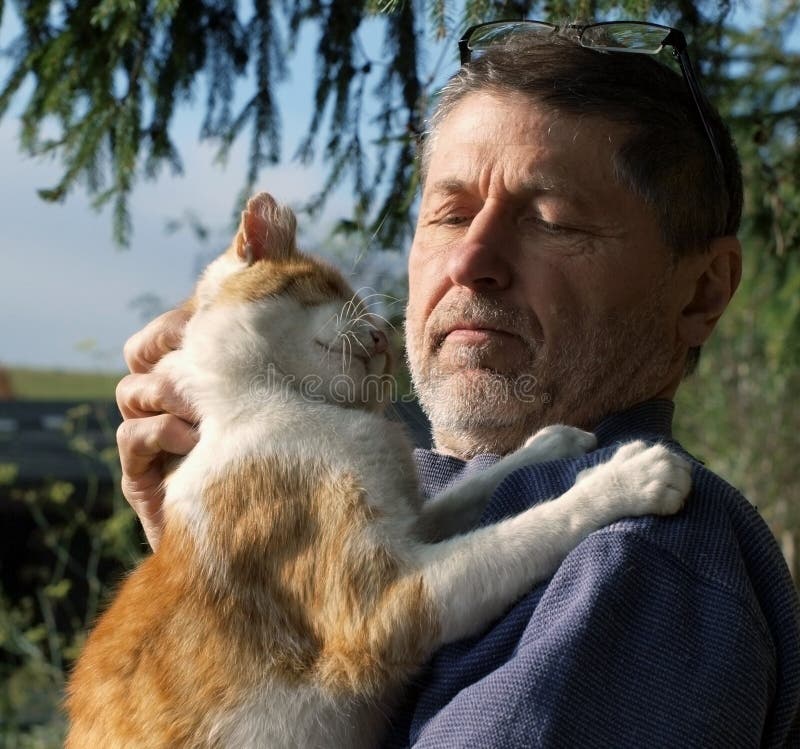Un homme plus âgé avec un chat photos libres de droits Un homme plus âgé avec un chat photos libres de droits