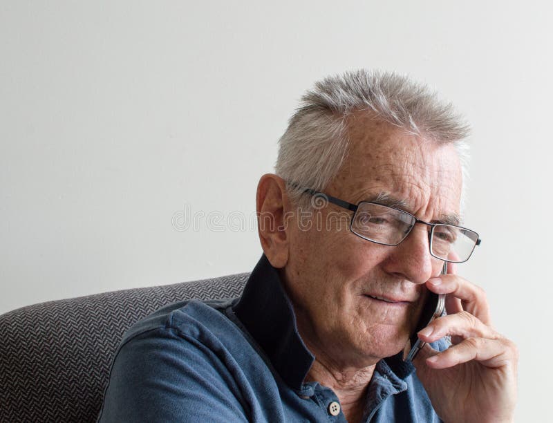 Un homme plus âgé parlant au téléphone photos libres de droits Un homme plus âgé parlant au téléphone photos libres de droits