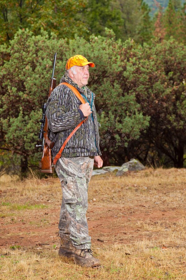 Un homme plus âgé prêt à aller à la chasse