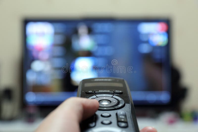 un homme regardant la TV photographie stock un homme regardant la TV photographie stock