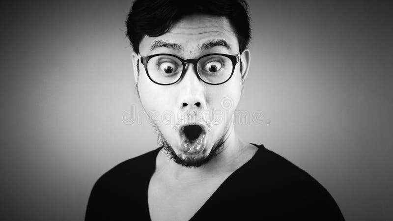Un homme regardant le miroir et choqué qu'il perd son ha photo libre de droits Un homme regardant le miroir et choqué qu'il perd son ha photo libre de droits