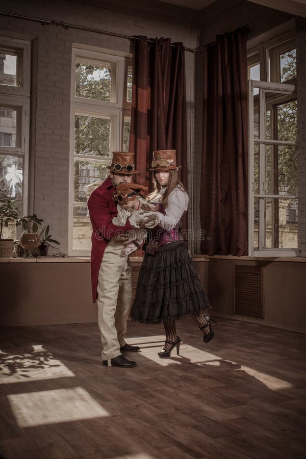Un homme, une femme et un enfant, habill?s dans des v?tements de style de steampunk photos stock Un homme, une femme et un enfant, habill?s dans des v?tements de style de steampunk photos stock