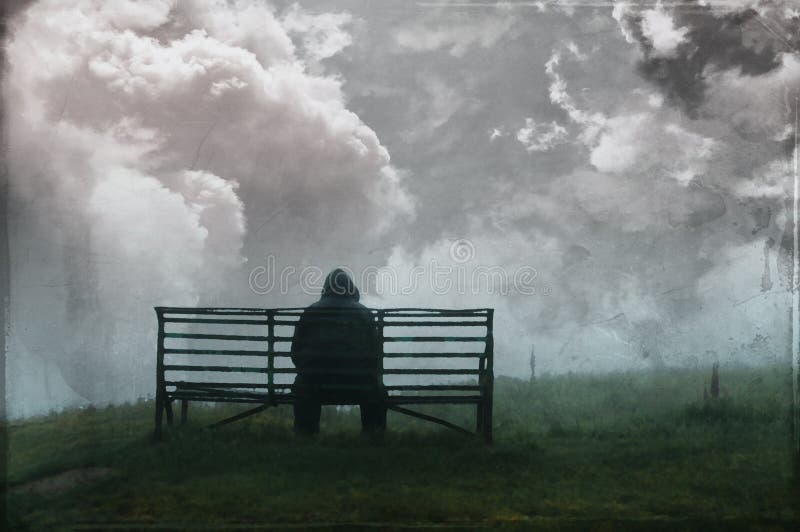 Un homme à capuchon solitaire s'asseyant sur un banc sous la pluie de Th, avec un triste, assourdi, isolée éditent photos libres de droits Un homme à capuchon solitaire s'asseyant sur un banc sous la pluie de Th, avec un triste, assourdi, isolée éditent photos libres de droits