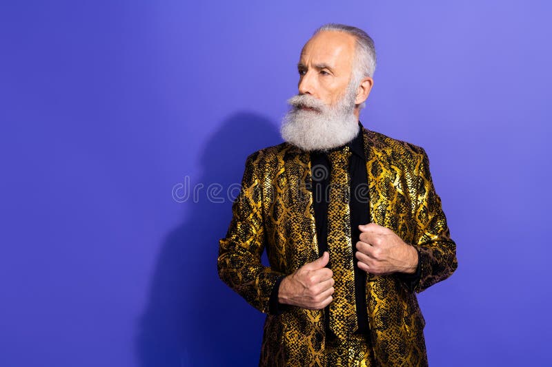 Un homme âgé qui respire le charisme dans un costume à motifs dorés sur un fond violet plein de vitalité et image libre de droits