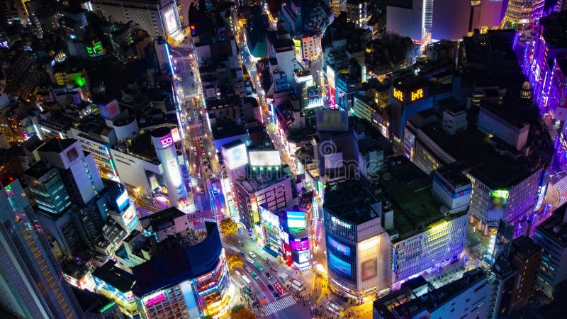 Un horario nocturno de la ciudad neón en el cruce de shibuya de gran angular panorámica panning