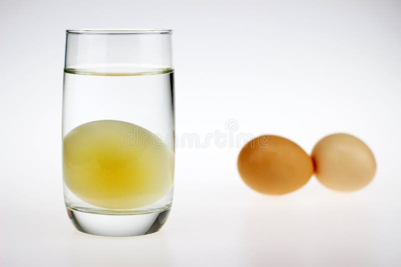 Un huevo crudo sin cáscara