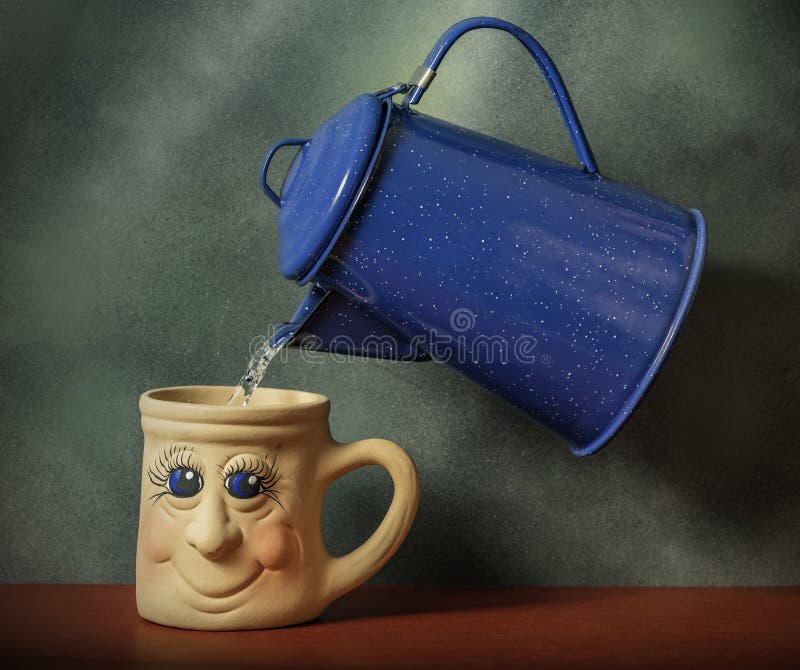 Un ibric plutitor care umple o cană de cafea fericită. stock image