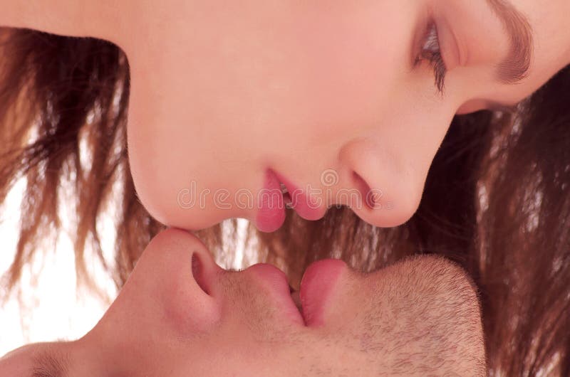Un'immagine del primo piano di una ragazza che bacia un ragazzo