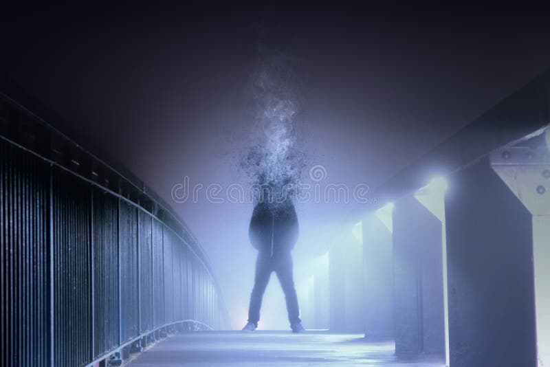 Un'immagine digitale concettuale di arte di un uomo che è capo si è disintegrata e si trasformata in fumo, stante su un percorso immagini stock Un'immagine digitale concettuale di arte di un uomo che è capo si è disintegrata e si trasformata in fumo, stante su un percorso immagini stock