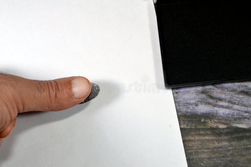 Un'impronta digitale e un'impronta nera di inchiostro a colori è un'impressione lasciata dai bordi di attrito di un dito umano. Un'impronta digitale e un'impronta a inchiostro di colore nero è un'impressione lasciata dai vincoli di attrito di un dito umano di impronte digitali parziali provenienti da una scena del crimine importante per la scientifica.
