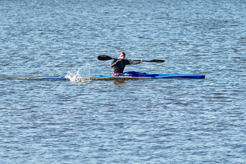 Un individuo joven está nadando en una canoa fotos de archivo Un individuo joven está nadando en una canoa fotos de archivo