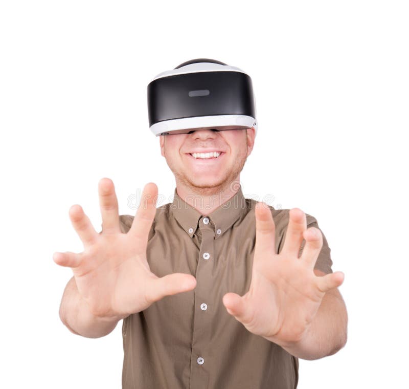Un individuo que intenta tocar o abrazar con los objetos virtuales de las manos en una simulación digital Un hombre joven en vidr fotos de archivo Un individuo que intenta tocar o abrazar con los objetos virtuales de las manos en una simulación digital Un hombre joven en vidr fotos de archivo