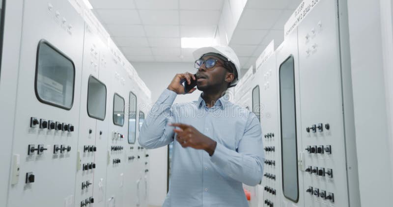Un ingegnere di produzione sta parlando al telefono. stock footage