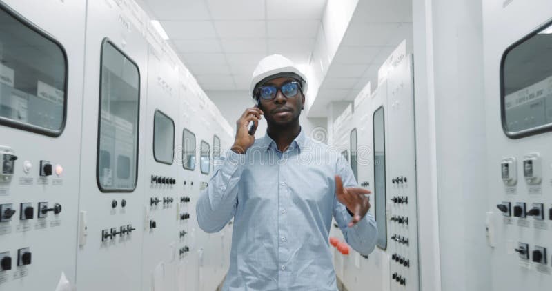 Un ingegnere di produzione sta parlando al telefono. stock footage