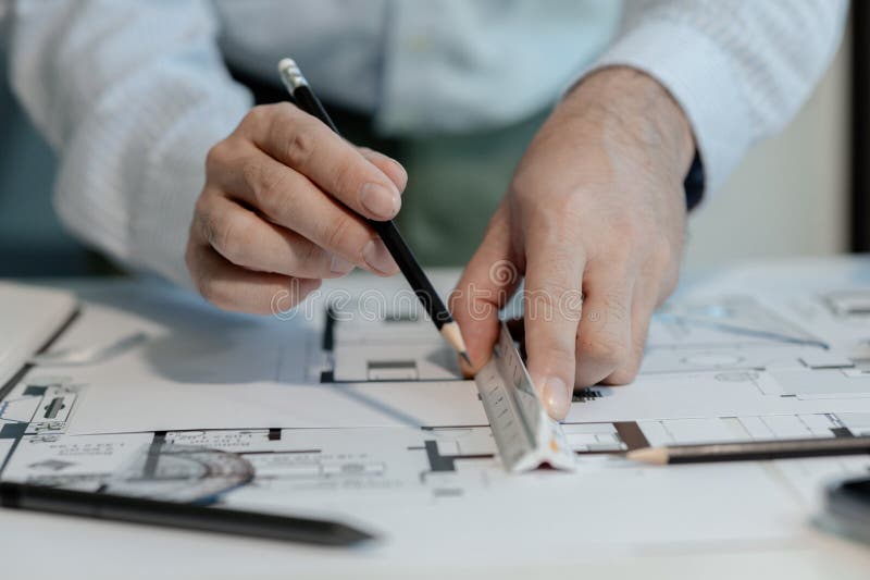 Un ingegnere lavora nel suo ufficio e utilizza varie attrezzature per aiutarlo nel suo lavoro. un architetto lavora in modo traspa. un architetto sta lavorando in un ufficio trasparente pieno di documenti e di una bella atmosfera.