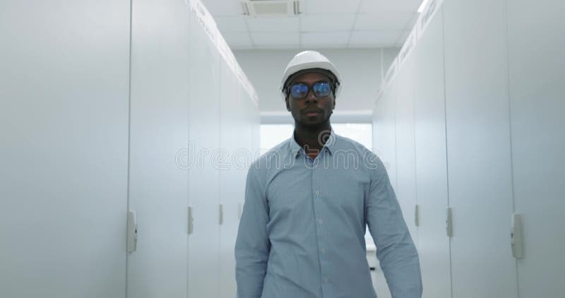 Un ingegnere mette su un casco video d archivio