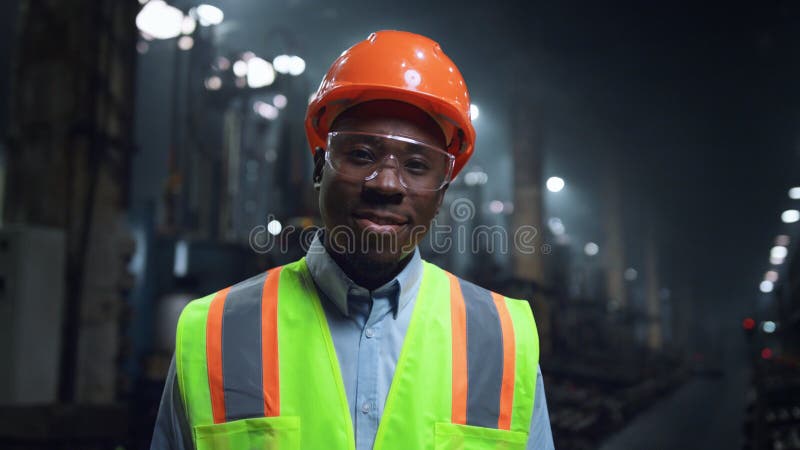 Un inginer vesel care zâmbește la închiderea fabricii de producție royalty free stock photos