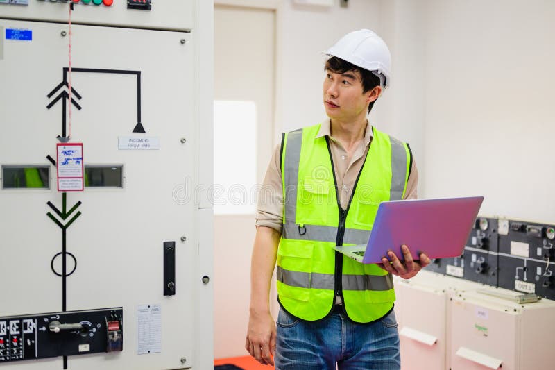Un ingénieur d'entretien heureux qui vérifie et entretient le système de panneaux solaires photo stock