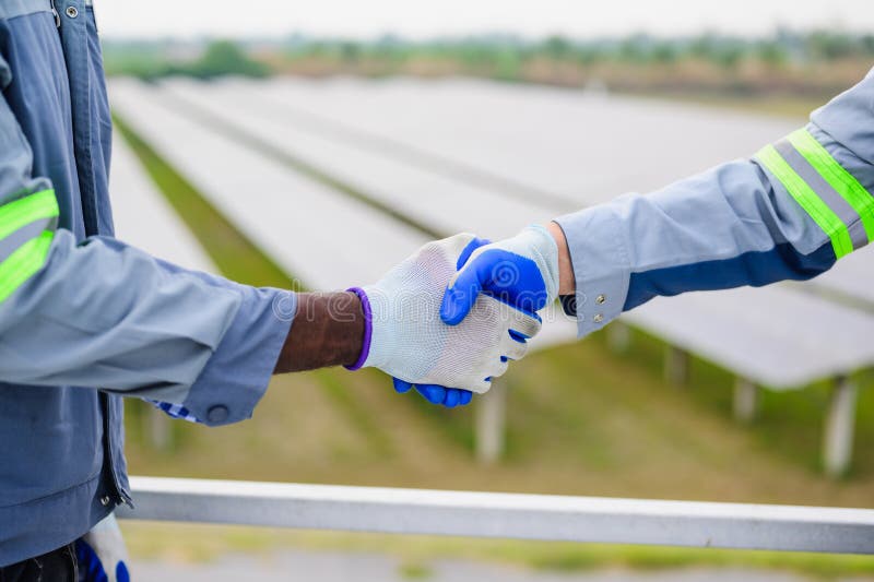 Un ingénieur d'entretien heureux qui vérifie et entretient le système de panneaux solaires photos stock