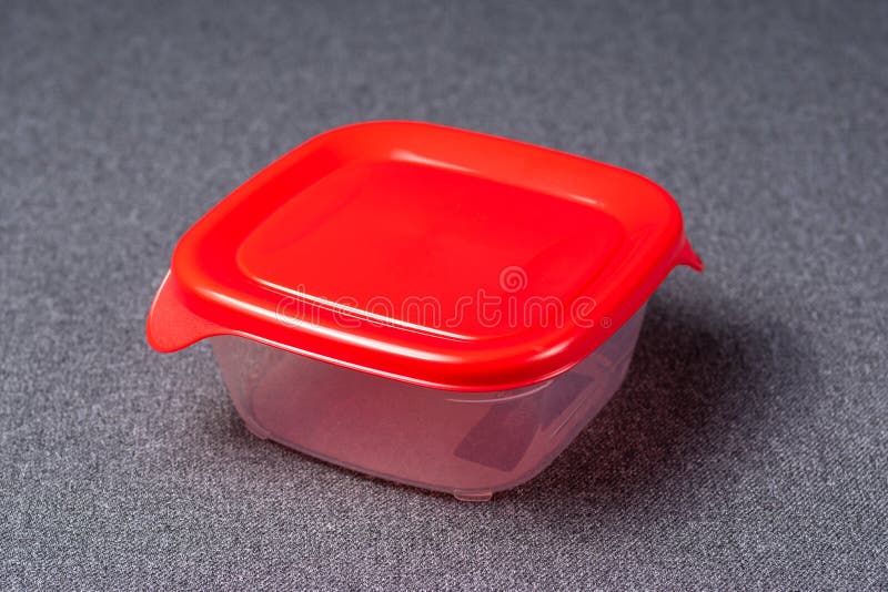 Un insieme degli utensili di plastica Tazze, piatti, forchette, cucchiai e recipienti di plastica di plastica su un fondo grigio fotografie stock libere da diritti Un insieme degli utensili di plastica Tazze, piatti, forchette, cucchiai e recipienti di plastica di plastica su un fondo grigio fotografie stock libere da diritti