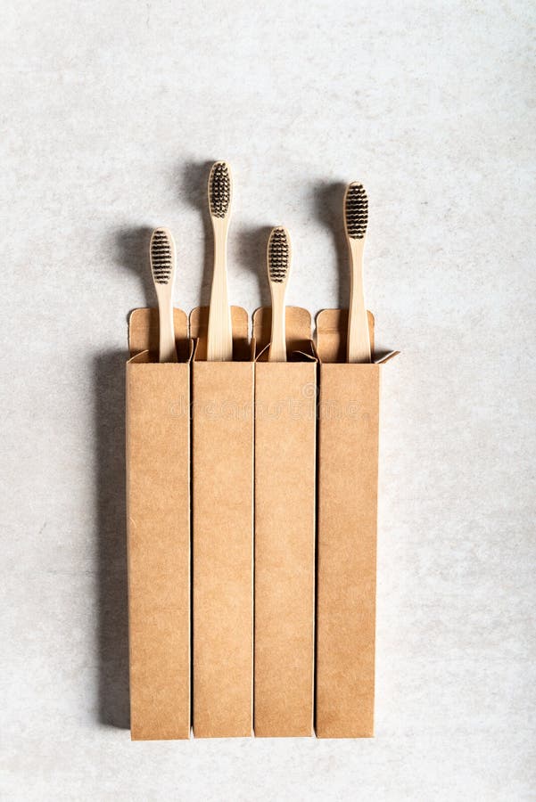 Un insieme della famiglia di quattro spazzolini da denti di bambù di legno immagine stock libera da diritti Un insieme della famiglia di quattro spazzolini da denti di bambù di legno immagine stock libera da diritti