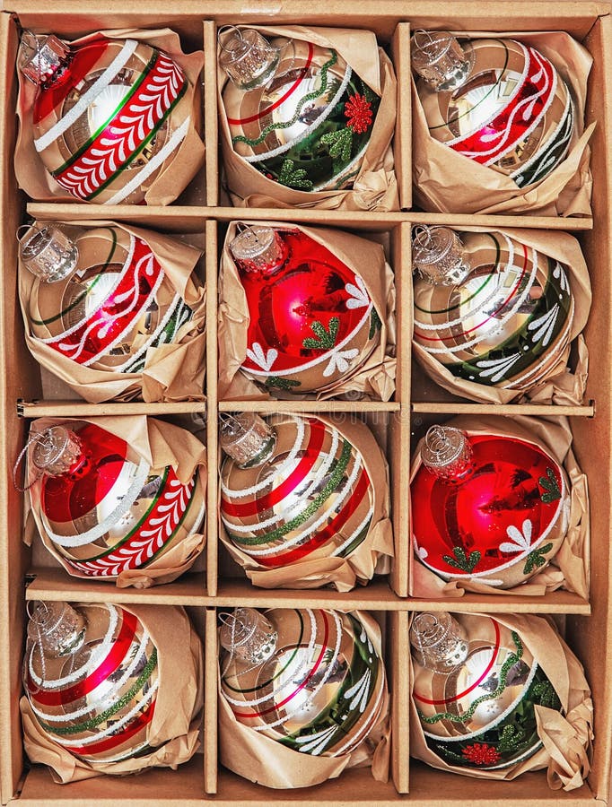 Un insieme di 12 bagattelle di lusso di vetro del Winterberry immagine stock Un insieme di 12 bagattelle di lusso di vetro del Winterberry immagine stock