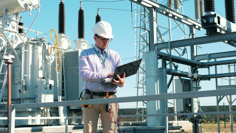 Un inspector de seguridad está revisando la estación de energía al aire libre. concepto de energía renovable.