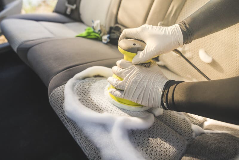 Un Intérieur De Nettoyage De Voiture D'homme Par Le Produit Chimique De  Mousse D'utilisation Et Machine De Friction Image stock - Image du machine,  cuir: 181034477