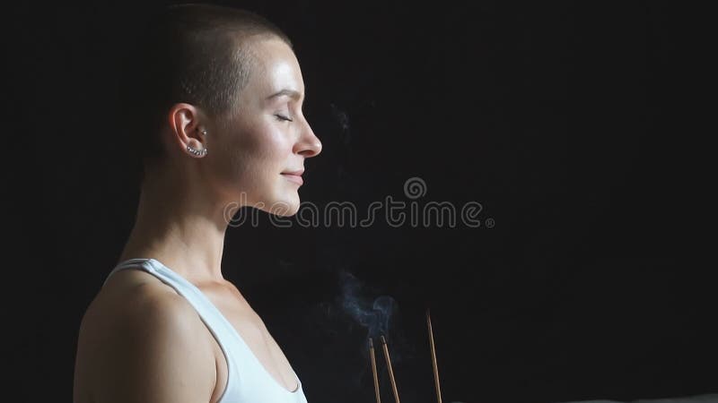 Un'interessante meditazione femminile su sfondo nero su bianco