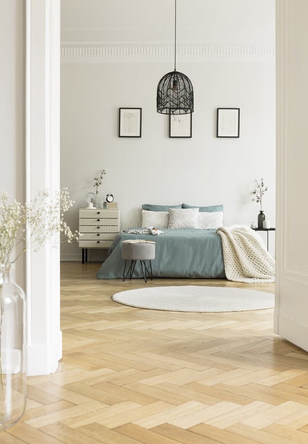 Un interior espacioso del dormitorio en colores en colores pastel con una cama matrimonial y un nightstand del cajón en un aparta imagen de archivo libre de regalías Un interior espacioso del dormitorio en colores en colores pastel con una cama matrimonial y un nightstand del cajón en un aparta imagen de archivo libre de regalías