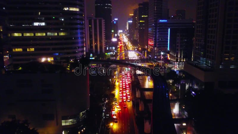 Un'intersezione massiccia della strada principale da sopra alla notte in Shinjuku, Tokyo, Giappone Vista aerea di una strada prin