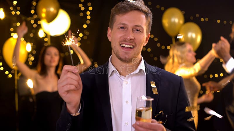 Un ivrogne joyeux qui aime célébrer, tenant une coupe de scintillement et de champagne photographie stock