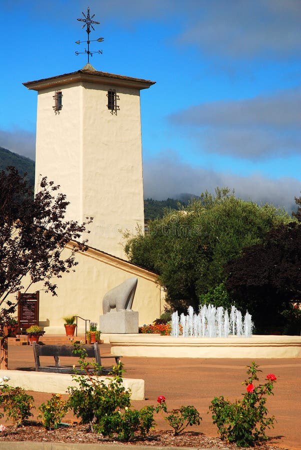 Un jardín y un lagar en el Napa Valley imagen de archivo libre de regalías Un jardín y un lagar en el Napa Valley imagen de archivo libre de regalías
