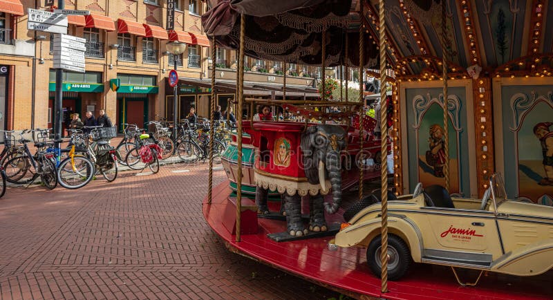 Un jeu de manège de cru sur une place pavée Eindhoven, Pays-Bas image stock