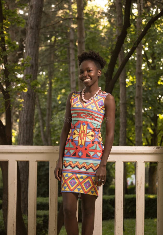 Un, jeune adulte, femme de sourire heureuse américaine d'africain noir 20- photos libres de droits Un, jeune adulte, femme de sourire heureuse américaine d'africain noir 20- photos libres de droits