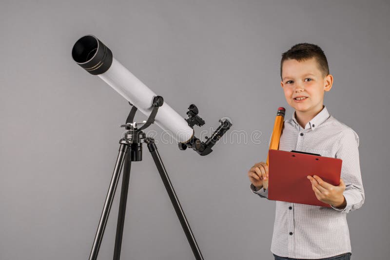 Jeune Astronome Heureux De Regarder Par Les Observations D Jeune Astronome Heureux De Regarder Par Les Observations D