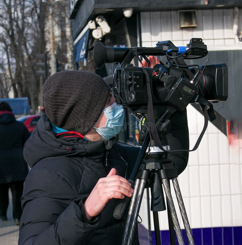 Un Jeune Cameraman Utilise Une Caméra Vidéo Professionnelle Pour Filmer Les  Informations à L'extérieur En Portant Un Masque Photo stock éditorial -  Image du main, émission: 213184648