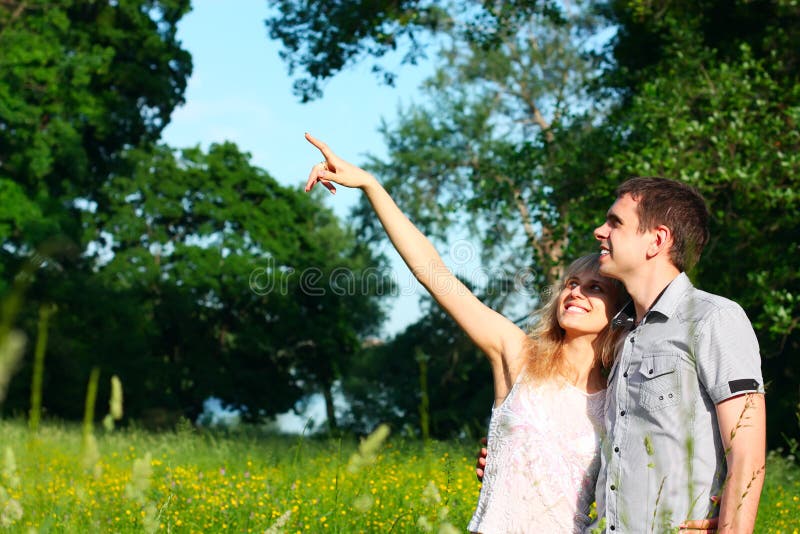Un Jeune Couple Dans Le Pré Photo stock Image du joyeux, adhérence 19833844
