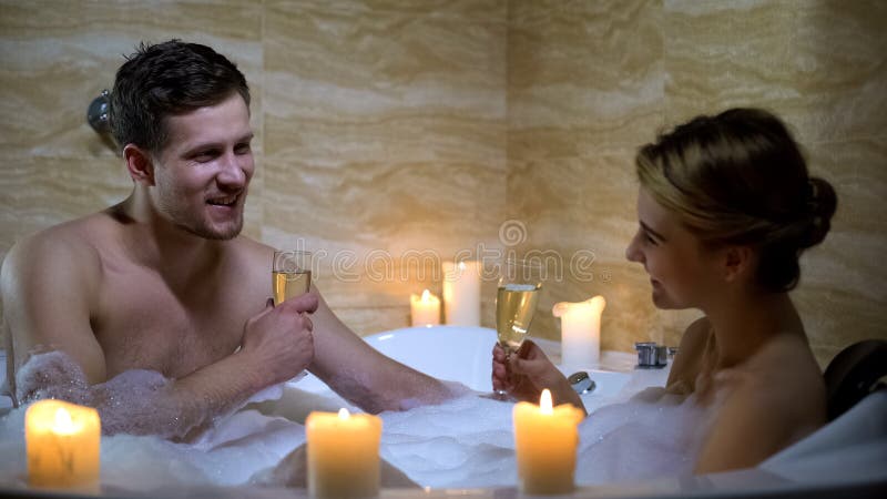 С женой друга в ванне. Романтический вечер в ванне. Романтик в ванне с шампанским. Романтическая ванна со свечами. Романтика в ванной со свечами.