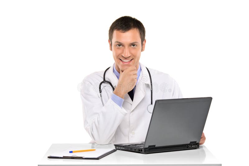 Un jeune docteur heureux travaillant sur un ordinateur portatif photographie stock libre de droits Un jeune docteur heureux travaillant sur un ordinateur portatif photographie stock libre de droits