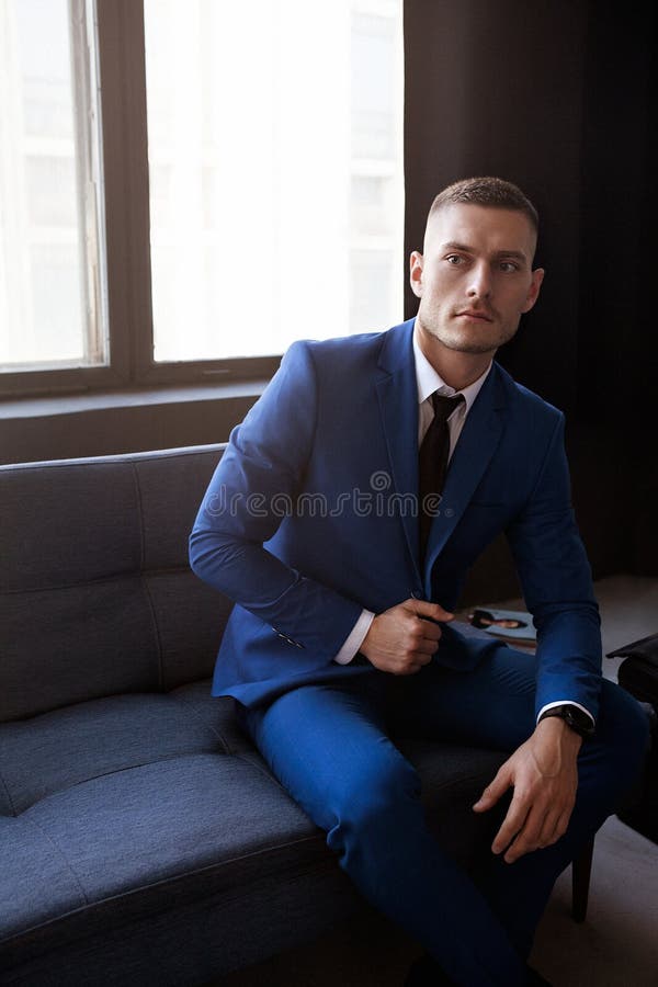 Un Jeune Homme élégant En Costume Et Cravate Style D'entreprise Image à La  Mode Robe Du Soir Image stock - Image du moderne, bleu: 162954899