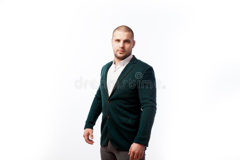 Un jeune homme chauve dans le costume image libre de droits Un jeune homme chauve dans le costume image libre de droits