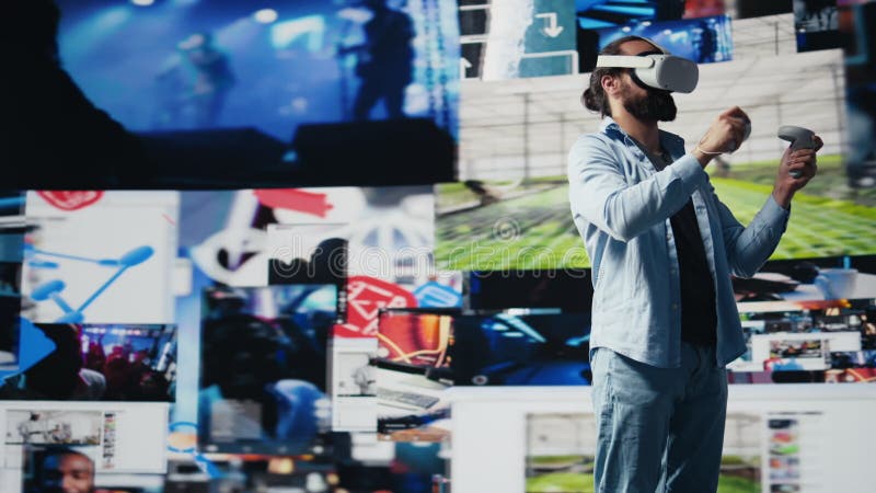 Un jeune homme décontracté utilise des lunettes VR pour une conception d'interface utilisateur 3d banque de vidéos