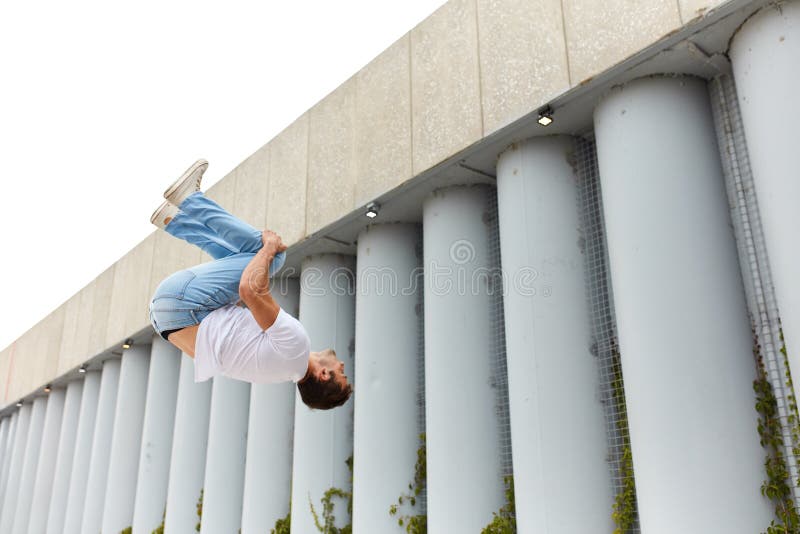 Un jeune homme fait du sport extrême. l'homme surmontant sa peur, images libres de droits Un jeune homme fait du sport extrême. l'homme surmontant sa peur, images libres de droits