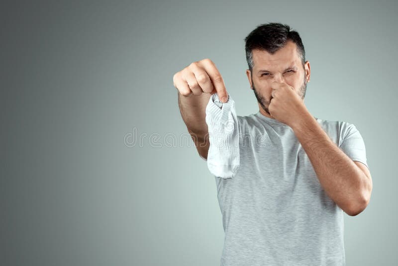 Un Homme Avec Une Chaussette à La Main Couvrant Son Nez Un Gars