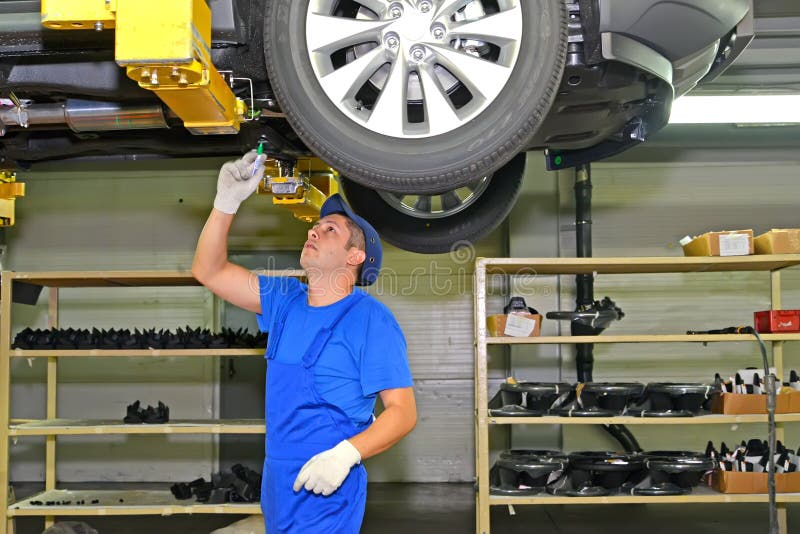 Un Marqueur Appose Des Marques Sur Les Parties Inférieures De La Voiture.  Chaîne De Montage D'une Usine Automobile Photographie éditorial - Image du  pièces, septembre: 211187112