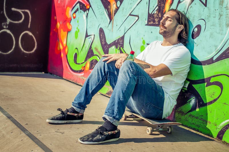 Download Un Jeune Patineur Se Reposant Sur Son Conseil Image stock - Image du reste, amusement: 77152763