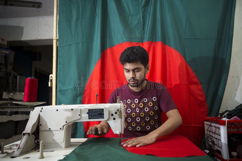 Un jeune tailleur Md Rashed Alam, vieillissent 28 drapeaux nationaux bangladais de fabrication chez Dhaka, Bangladesh images stock Un jeune tailleur Md Rashed Alam, vieillissent 28 drapeaux nationaux bangladais de fabrication chez Dhaka, Bangladesh images stock