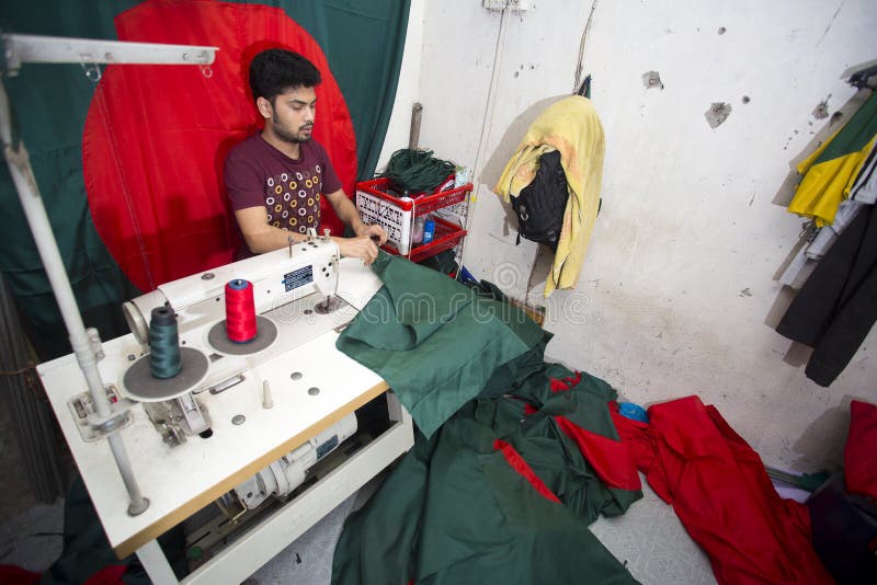 Un jeune tailleur Md Rashed Alam, vieillissent 28 drapeaux nationaux bangladais de fabrication chez Dhaka, Bangladesh photo stock Un jeune tailleur Md Rashed Alam, vieillissent 28 drapeaux nationaux bangladais de fabrication chez Dhaka, Bangladesh photo stock