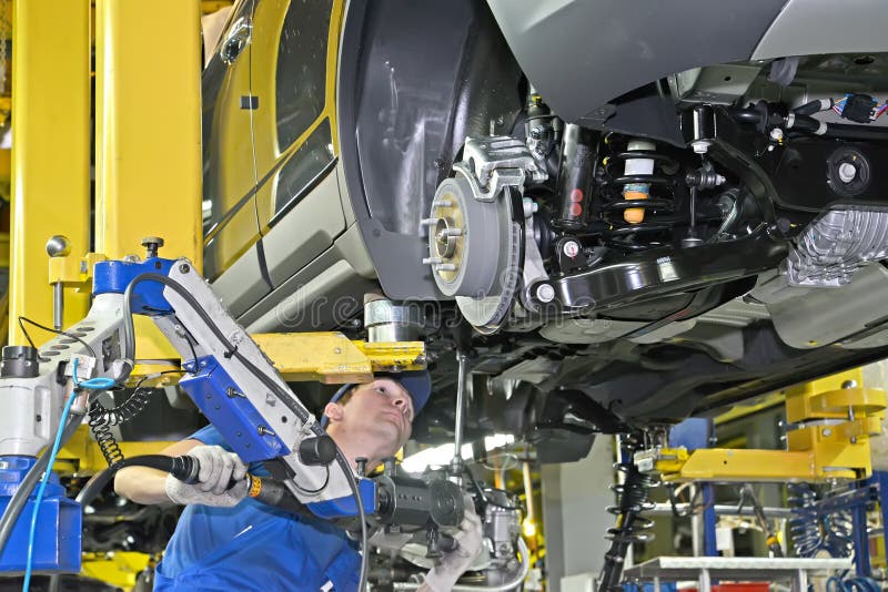 Un Marqueur Appose Des Marques Sur Les Parties Inférieures De La Voiture.  Chaîne De Montage D'une Usine Automobile Photographie éditorial - Image du  pièces, septembre: 211187112